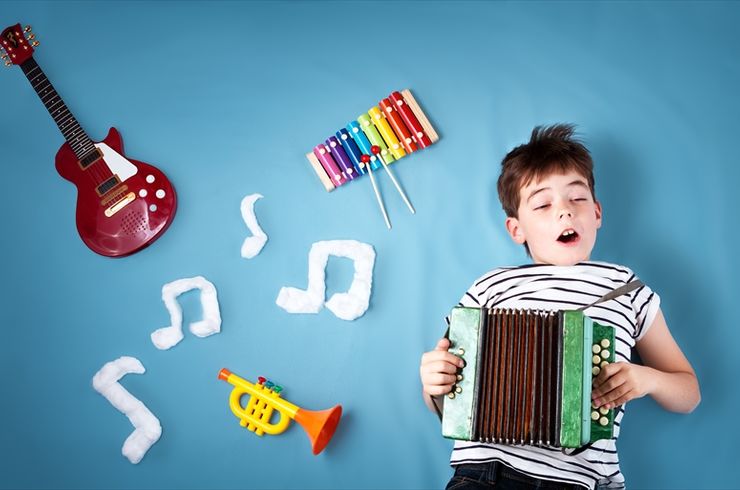 子供が演奏してる